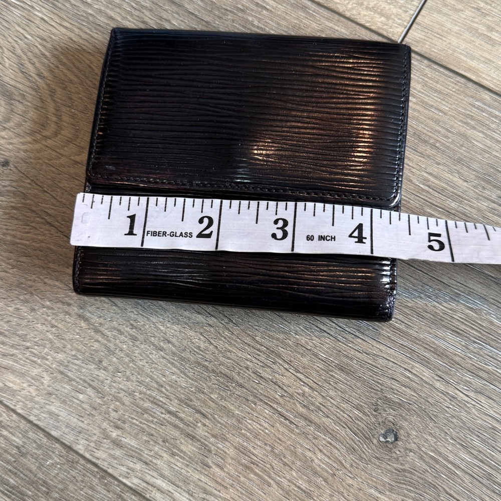 Louis Vuitton Porte-Feuille Elise trifold wallet crafted from black Epi leather - Picture 12 of 13
